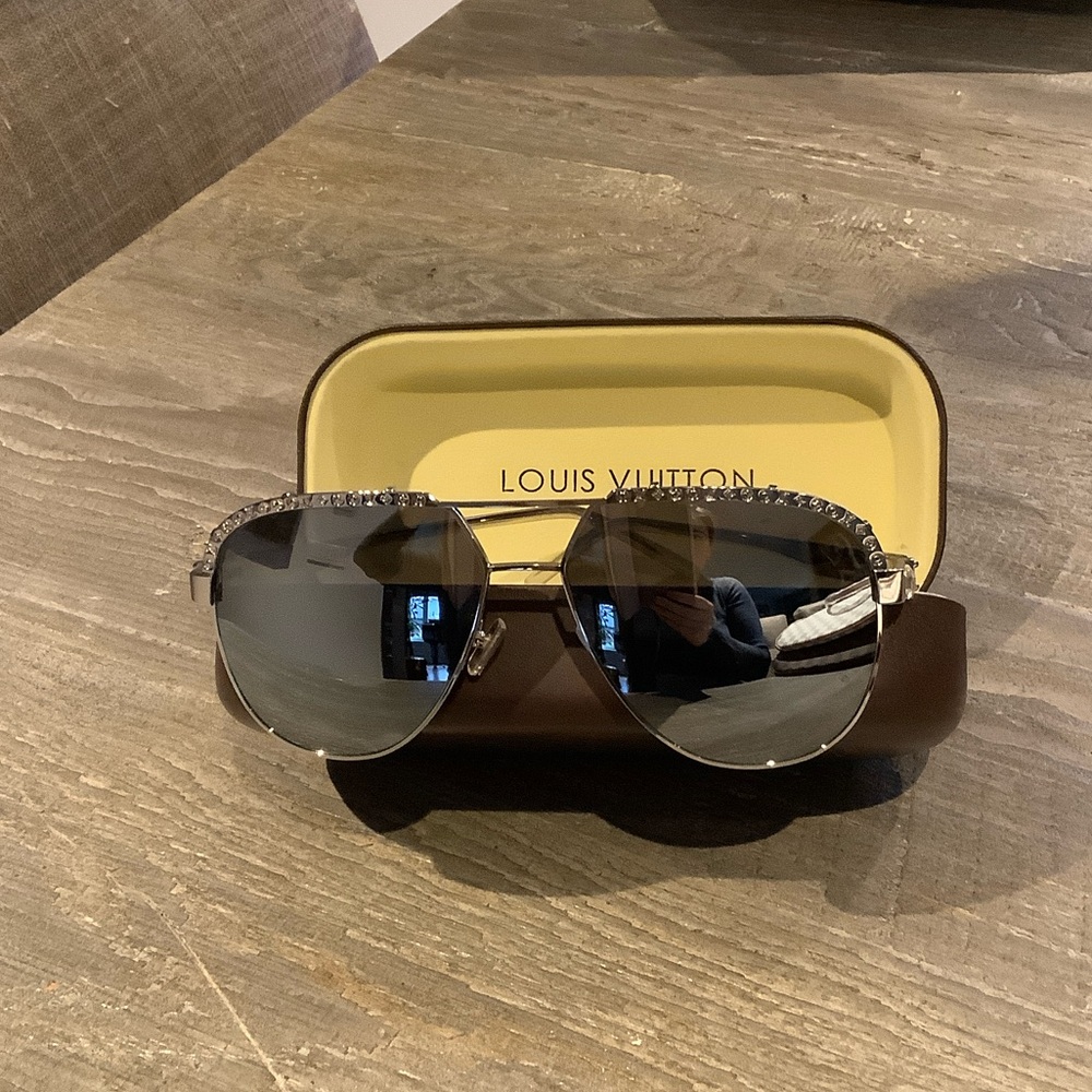 Louis Vuitton Black and Silver Aviator 🕶️ ,new unworn condition.